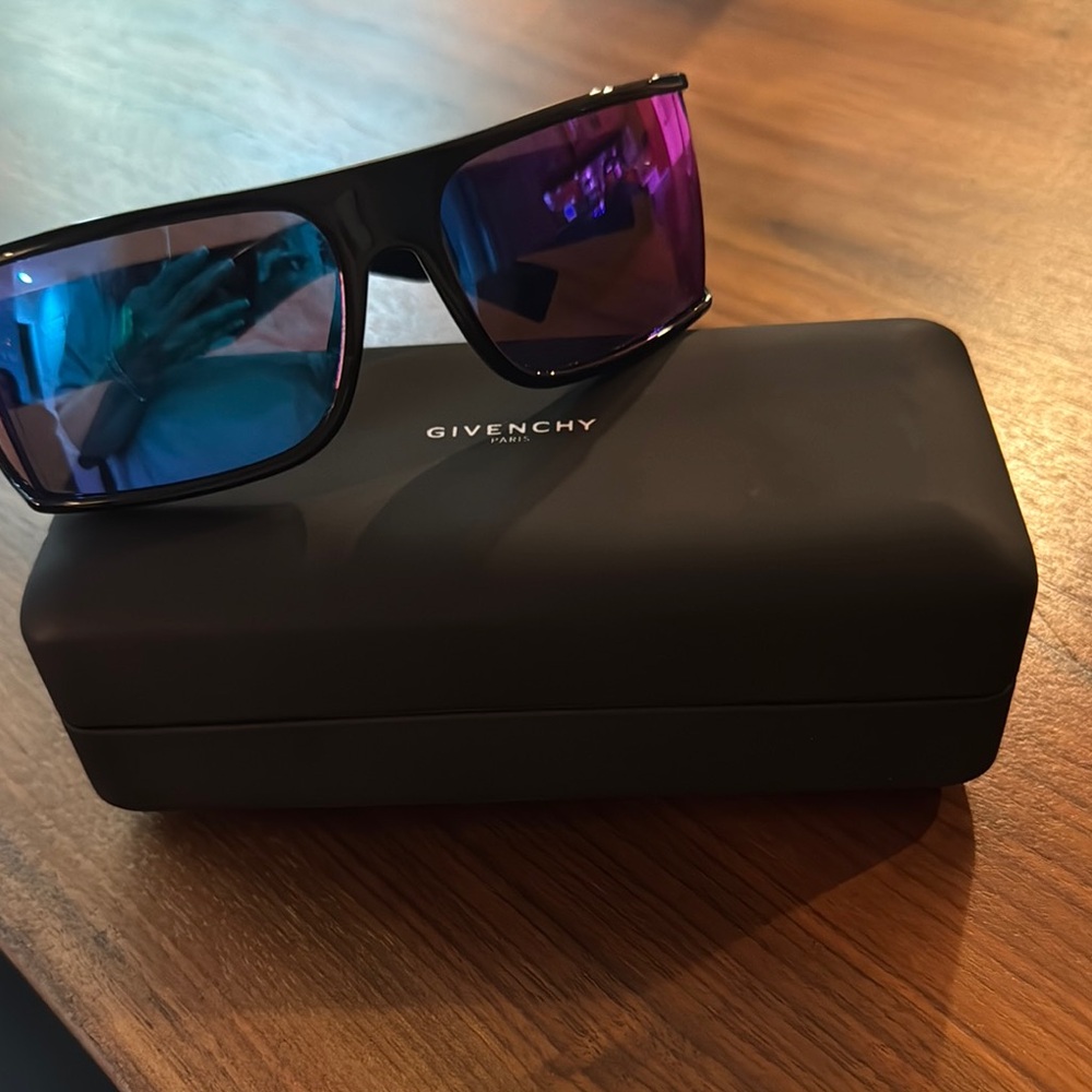 Givenchy Black Unisex Sunglasses with Dual-Tone Lenses - GV7179/S